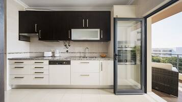 Coffee/tea maker, microwave, oven, stovetop