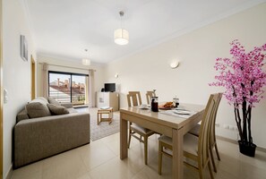 Living room - Lagos Central 1 With Pool by Homing (Lagos)