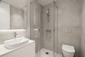 Shower, towels - Lagos Deluxe 1 With Pool by Homing (Lagos)