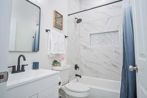 Hus (4 Bedrooms) | Bad | Kombinert dusj/badekar og håndklær