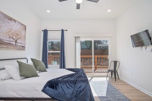 4 bedrooms, laptop workspace, iron/ironing board, bed sheets - Feel, Chill and Enjoy 4br/3ba Near Fun Riverwalk! (San Antonio)