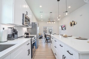 House (4 Bedrooms) | Private kitchen | Microwave, oven, stovetop, coffee/tea maker