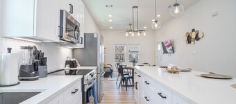 Feel, Chill and Enjoy 4br/3ba Near Fun Riverwalk!