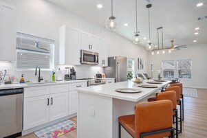 独立别墅 (4 Bedrooms) | 私人厨房 | 微波炉、烤箱、炉灶、茶具/咖啡用具