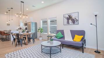 House (4 Bedrooms) | Living area