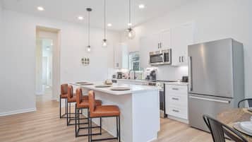 Casa (4 Bedrooms) | Cuina privada | Microones, forn, placa de cuina i cafetera i tetera