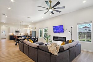 Casa (5 Bedrooms) | Área de estar | TV 50 polegadas com canais digitais
