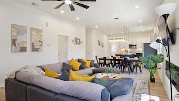 Casa (5 Bedrooms) | Área de estar | TV 50 polegadas com canais digitais