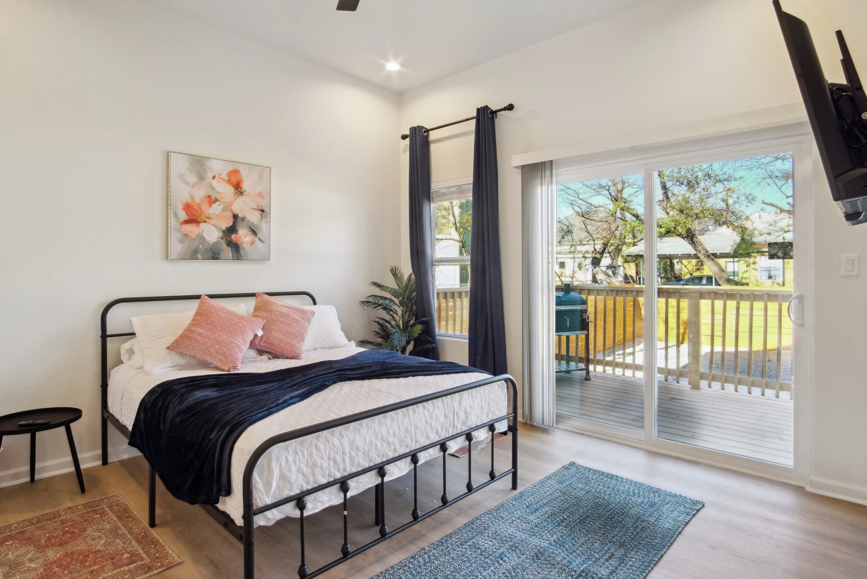 5 habitaciones y espacio para trabajar con laptop 