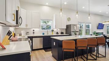 Casa (5 Bedrooms) | Cocina privada | Microondas, horno, parrilla de estufa y lavavajillas