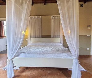 Camera Baldacchino, vista cortile | Free WiFi - AGRITURISMO LE CORTI DELLA GUALDANA (Voghera)