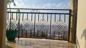 Chambre Double Confort, balcon, vue ville | Terrasse/Patio