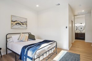 5 bedrooms, iron/ironing board, WiFi, bed sheets
