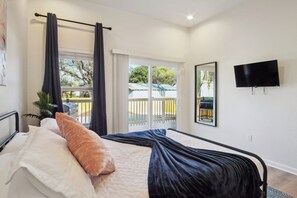 5 bedrooms, iron/ironing board, WiFi, bed sheets
