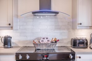 Microwave, oven, dishwasher, highchair - 3 Bed in Plympton (oc-m30351) (Sparkwell)