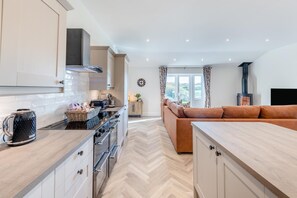 Microwave, oven, dishwasher, high chair - 3 Bed in Plympton (oc-m30351) (Sparkwell)