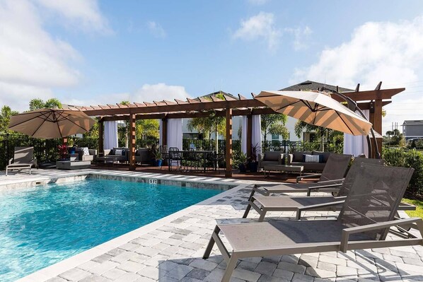 Alberca al aire libre y alberca climatizada