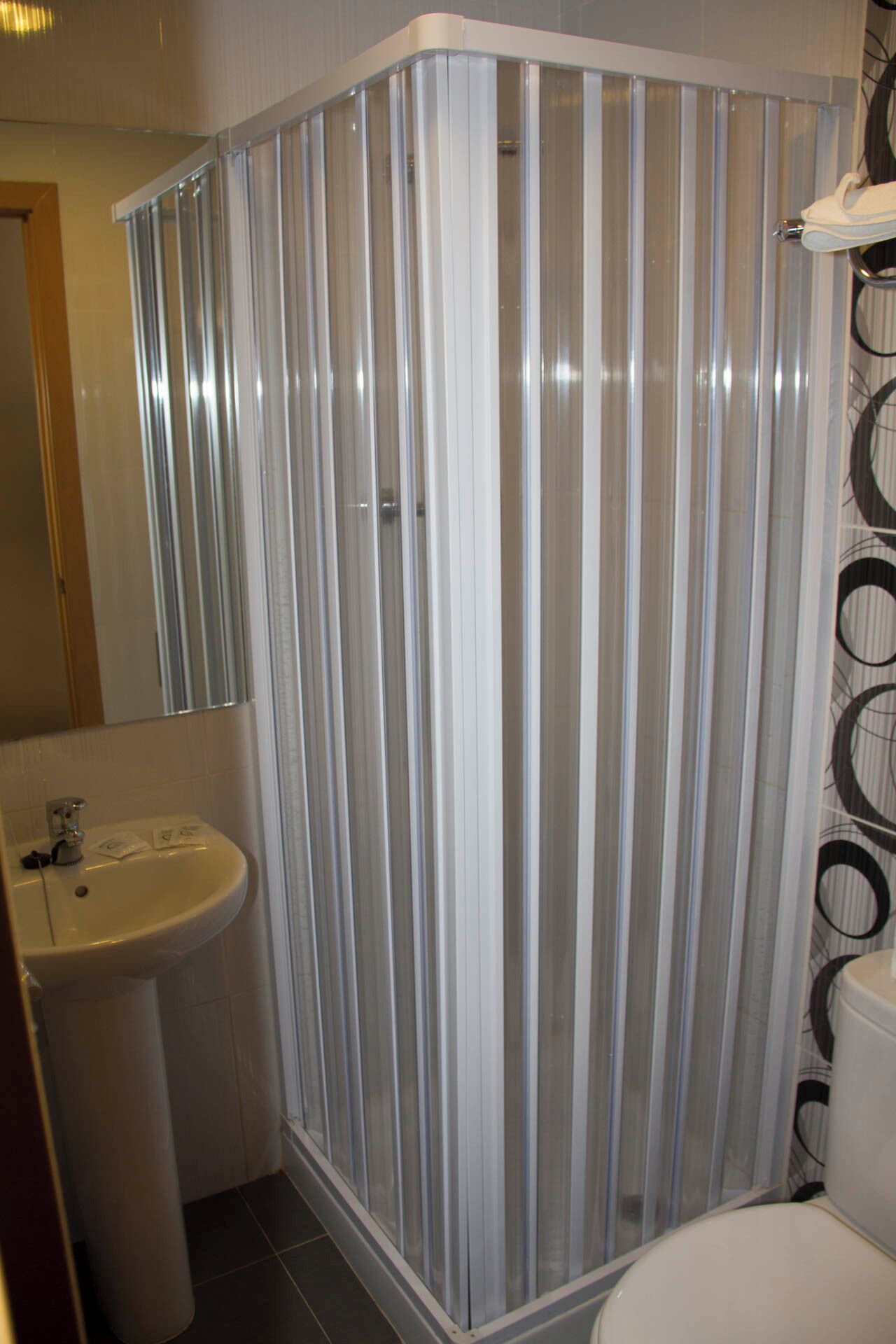 Regadera, secadora de cabello, toallas, jabón 