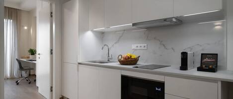 Køleskab, mikrobølgeovn, kogeplade, opvaskemaskine