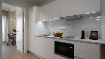 Frigorífico, microondas, placa de cocina y lavavajillas