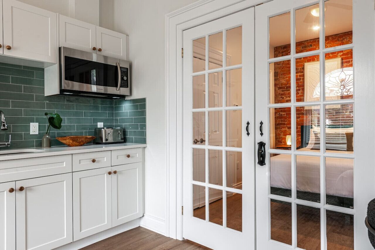 Four à micro-ondes, cafetière-théière, vaisselle et ustensiles