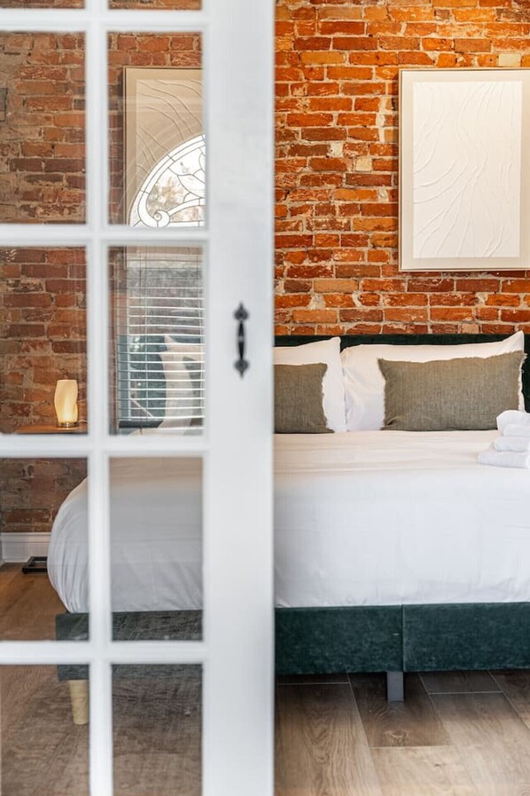 1 bedroom, iron/ironing board, free WiFi, bed sheets - Plums Unit 2: Downtown - King (Stratford)