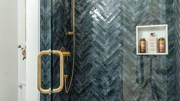 Secador de cabelo, toalhas de banho