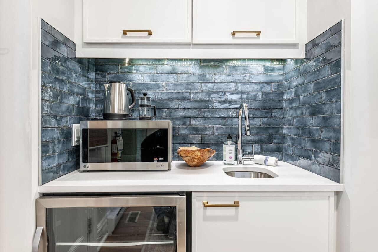 Mikroaaltouuni, kahvin-/teenkeitin