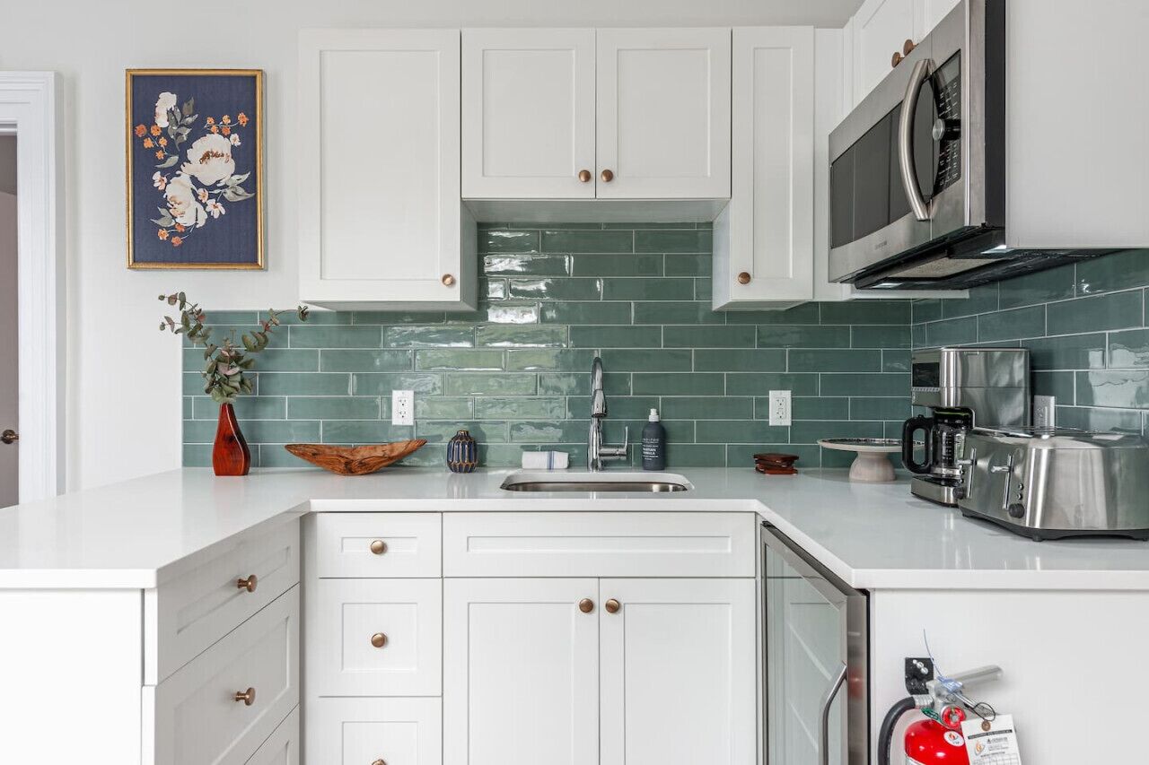 Een koelkast, een microgolfoven, een koffiezetapparaat/waterkoker