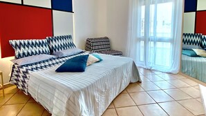 Une chambre moderne avec un lit, une chaise et une grande fenêtre.