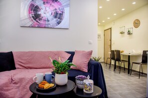 Living area - Top Location Jacuzzi Apartment (Athina)