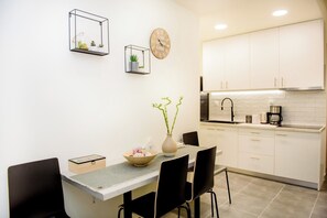 Fridge, microwave, coffee/tea maker, electric kettle - Top Location Jacuzzi Apartment (Athina)