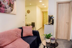 Living area - Top Location Jacuzzi Apartment (Athina)