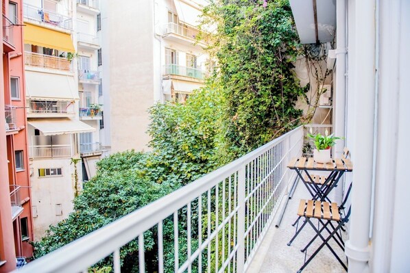 Outdoor dining - Top Location Jacuzzi Apartment (Athina)