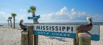 Gorgeous Beach House-Convenient to Beach and Entertainment!