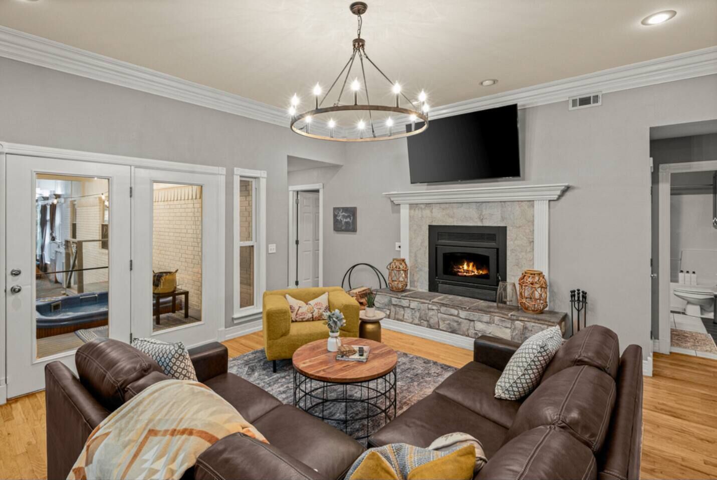 Televisión y chimenea 