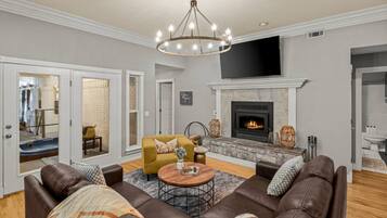 Televisión y chimenea