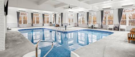 Una piscina techada, una piscina climatizada