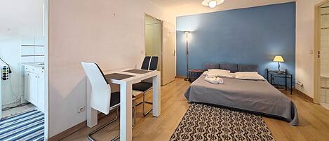 Iron/ironing board, bed sheets