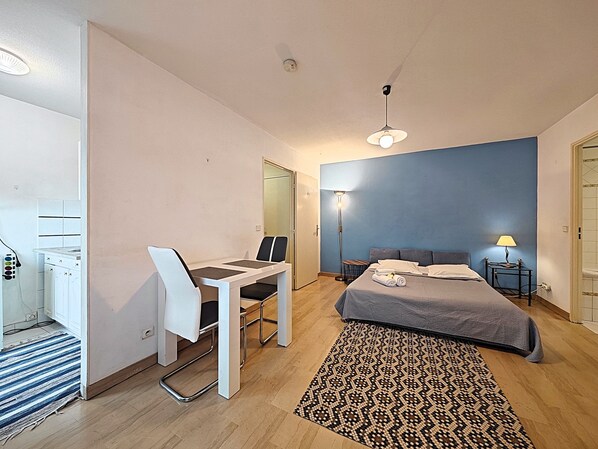 Iron/ironing board, bed sheets - Studio Etoile d'Or by Viva Riviera (Cannes)