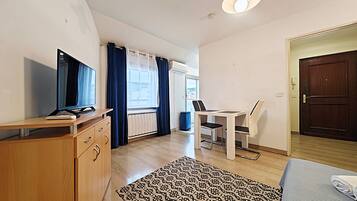 Iron/ironing board, bed sheets