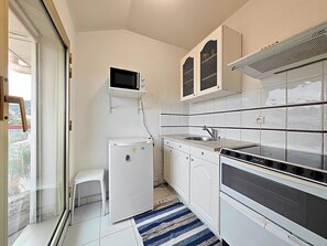 Kühlschrank, Mikrowelle, Ofen, Geschirrspüler