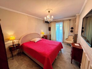 1 slaapkamer, een strijkplank/strijkijzer, beddengoed