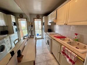 Een microgolfoven, een oven, een vaatwasser, een broodrooster