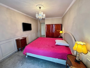 2 bedrooms, desk, iron/ironing board, Internet