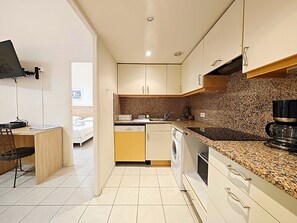 Kjøleskap, mikrobølgeovn, ovn og oppvaskmaskin