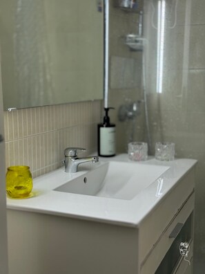 Shower, hair dryer, bidet, towels - Cozy house in a central location in Lisbon. (Lisboa)