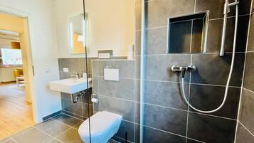 Dusche, Haartrockner, Handtücher, Seife