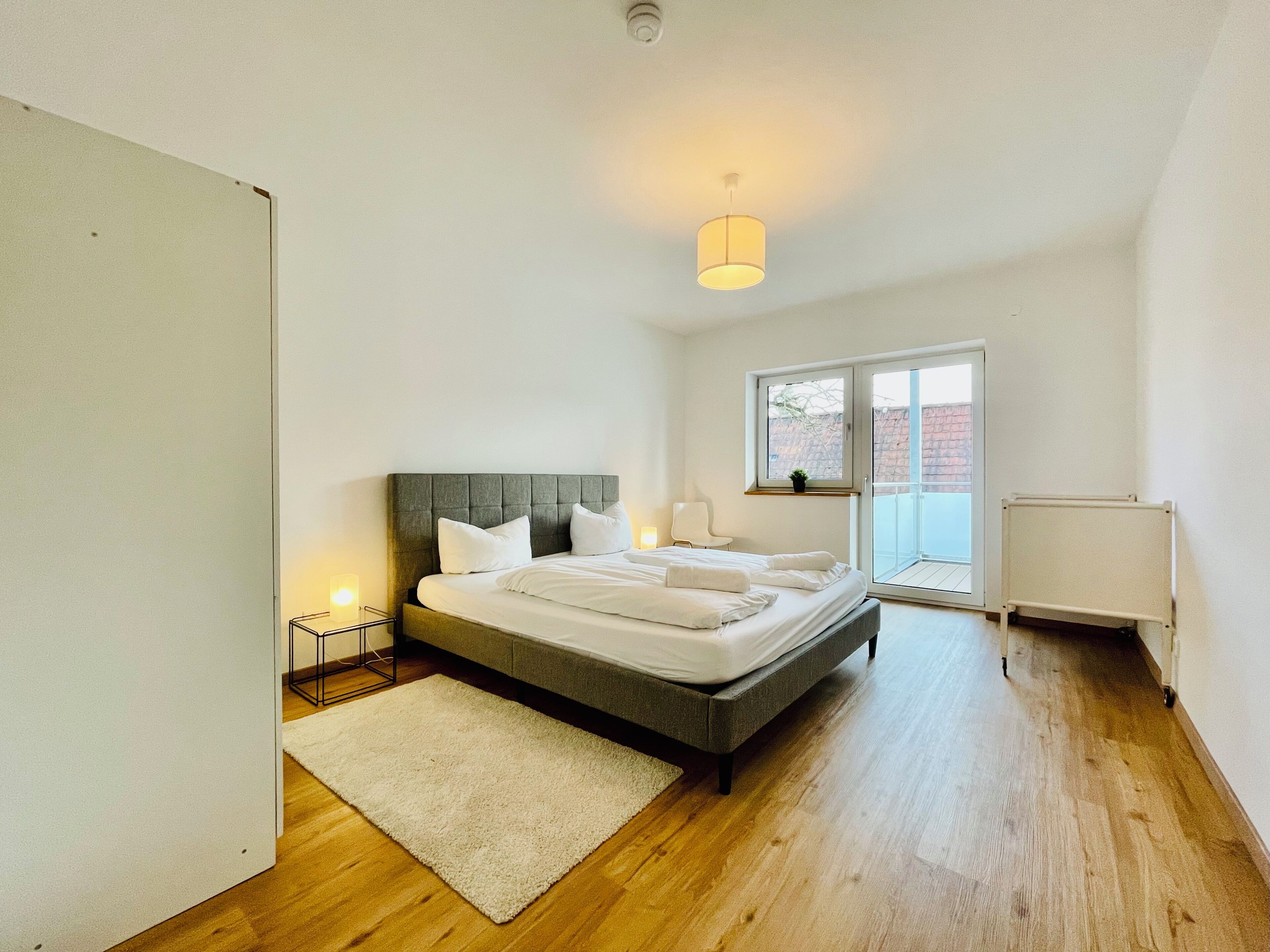 3 habitaciones, tabla de planchar con plancha y cuna de viaje 