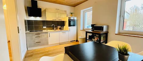 Réfrigérateur, four à micro-ondes, un four, surface de cuisson